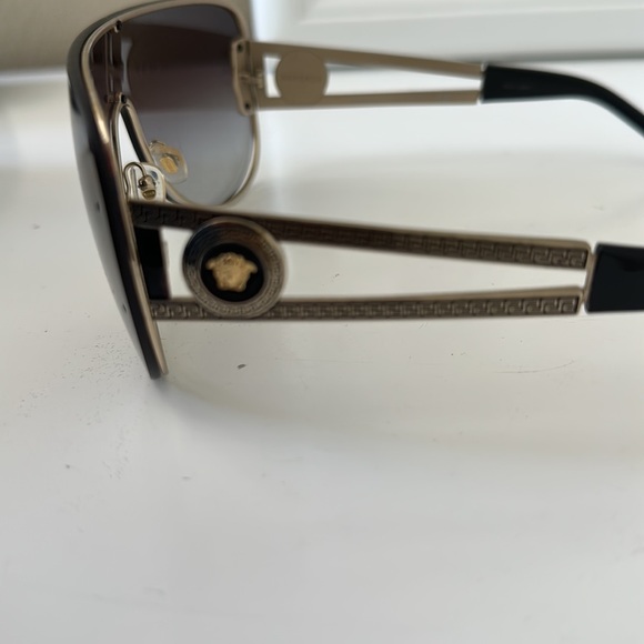 Brand new Versace, women’s shield sunglasses - Picture 4 of 6